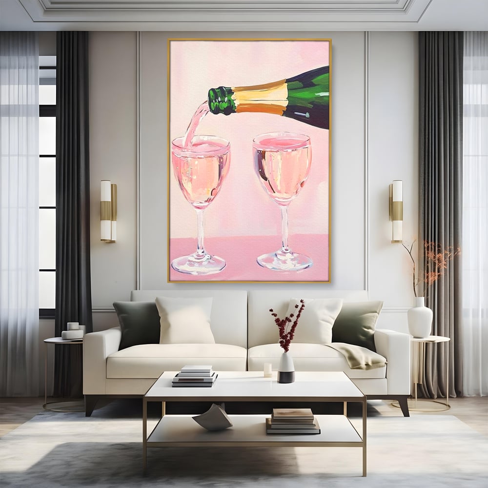 Tablou canvas cu pictura cu sticla si pahare de sampanie roz, in rama de aluminiu auriu, pe perete intr-un living